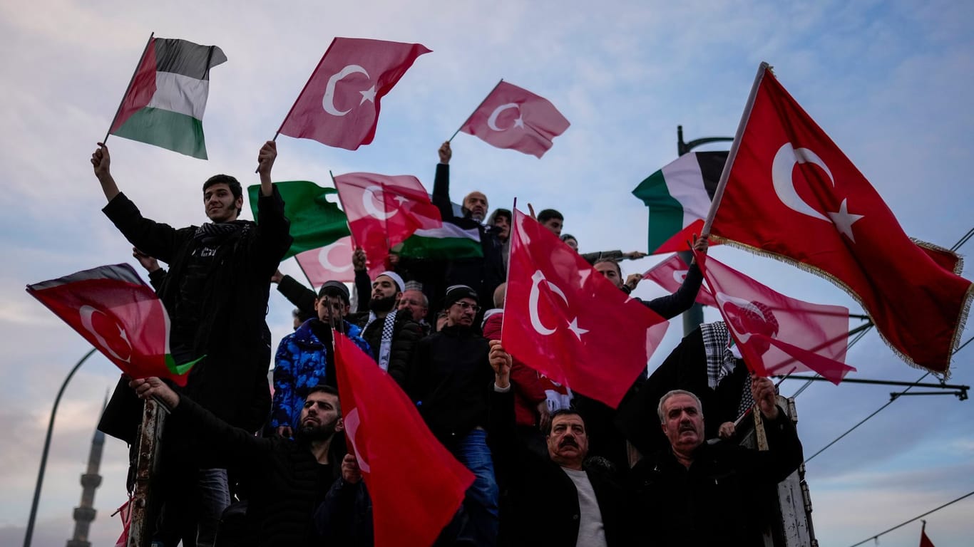 Der Neujahrstag in Istanbul: Hunderte Menschen demonstrieren gegen Israel.