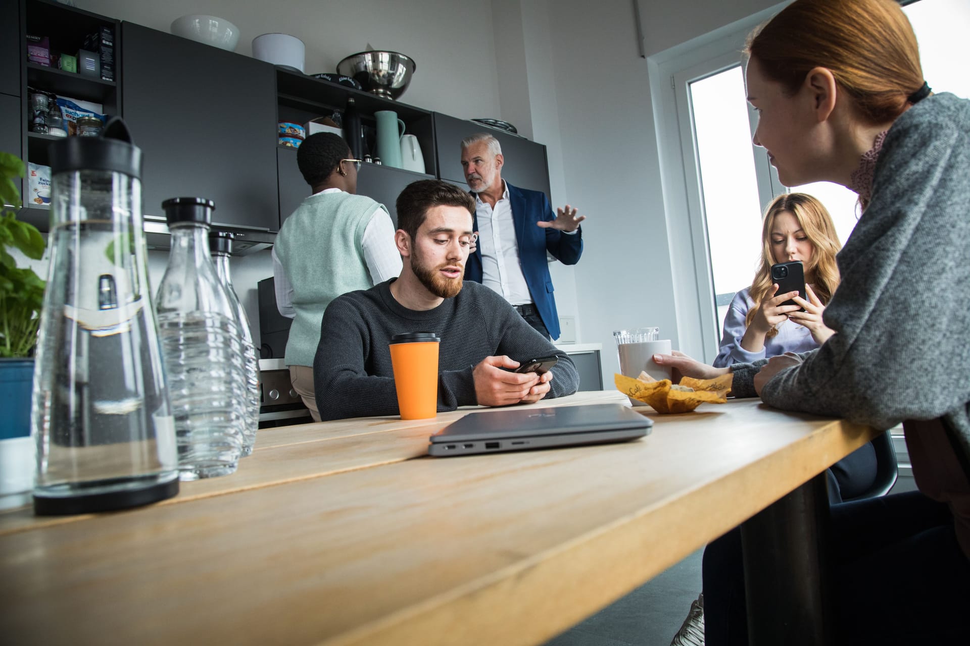 Arbeitnehmer in einem Pausenraum: Die Dauer der Arbeitspausen ist gesetzlich geregelt.