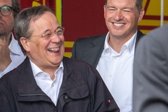 Armin Laschet, damaliger Kanzlerkandidat der Union und Ministerpräsident von Nordrhein-Westfalen, lacht bei einem Besuch im Hochwassergebiet im Ahrtal. Der Lacher sorgt bundesweit für Empörung und wird für die Union im Wahlkampf zum Imageproblem.