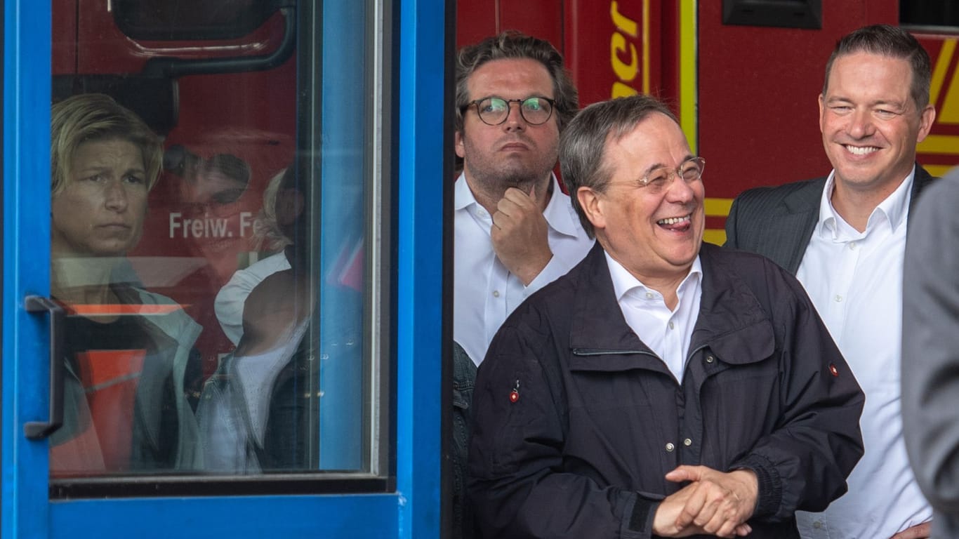 Armin Laschet, damaliger Kanzlerkandidat der Union und Ministerpräsident von Nordrhein-Westfalen, lacht bei einem Besuch im Hochwassergebiet im Ahrtal. Der Lacher sorgt bundesweit für Empörung und wird für die Union im Wahlkampf zum Imageproblem.