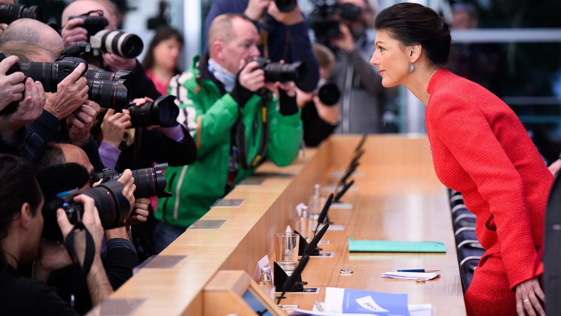 Hauptsache, das Bild stimmt: Wagenknecht vor Journalisten.