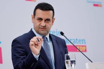 FDP-Generalsekretär Bijan Djir-Sarai bei einer Pressekonferenz: Er ist gegen einen subventionierten Industriestrompreis.