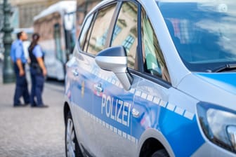 Ein Polizeiauto (Symbolbild): Ein Mann aus Lichtenberg wurde bestohlen, nachdem er seine Wohnung einem Bekannten überlassen hatte.