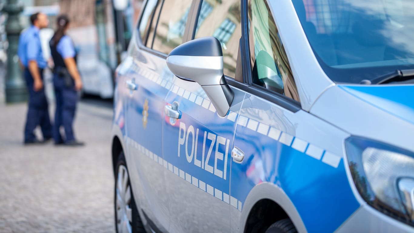 Ein Polizeiauto (Symbolbild): Ein Mann aus Lichtenberg wurde bestohlen, nachdem er seine Wohnung einem Bekannten überlassen hatte.