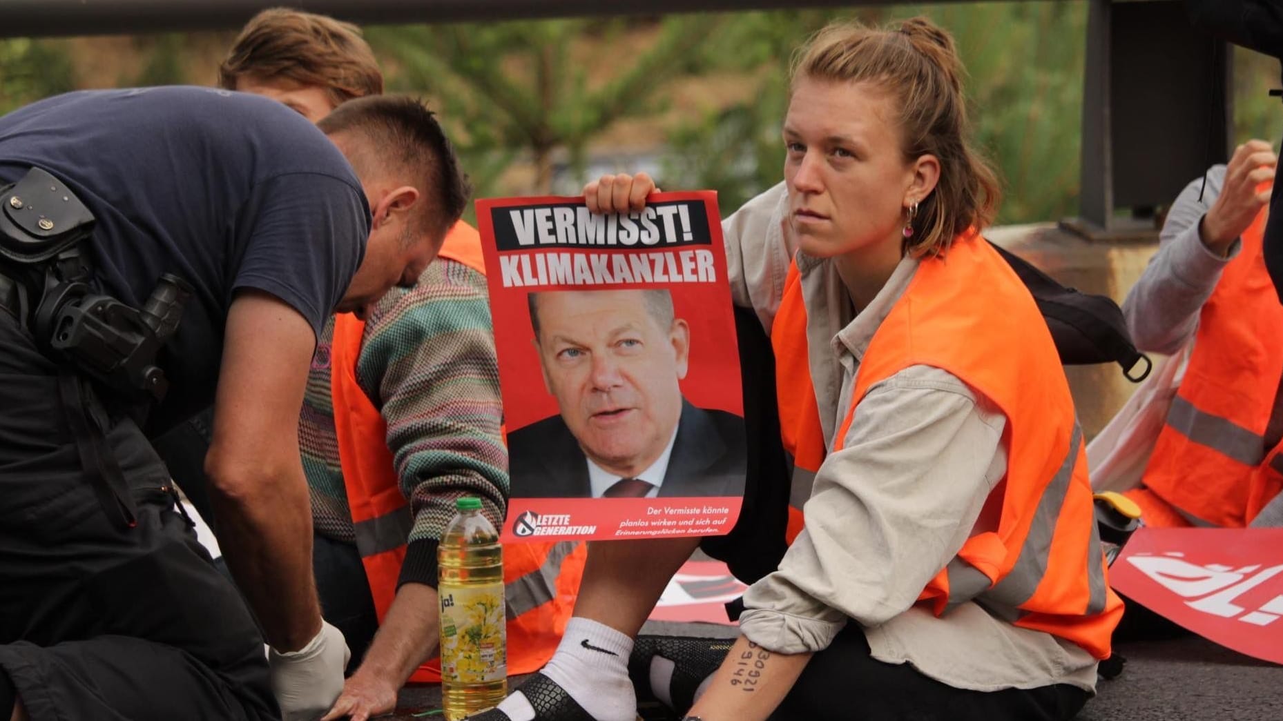 Lina Johnsen klebt auf der Straße bei einer Protestaktion (Archivbild): Mit solchen Blockaden soll in Zukunft Schluss sein.