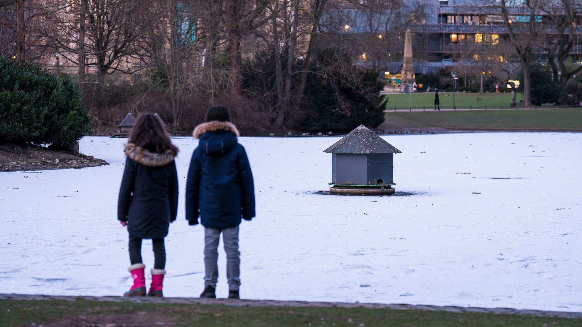 Kinder vor einem Weiher am "Warmer Damm": Dort kam es am Nachmittag zu einer dramatischen Situation. Kinder vor einem Weiher am "Warmer Damm": Dort kam es am Nachmittag zu einer dramatischen Situation.