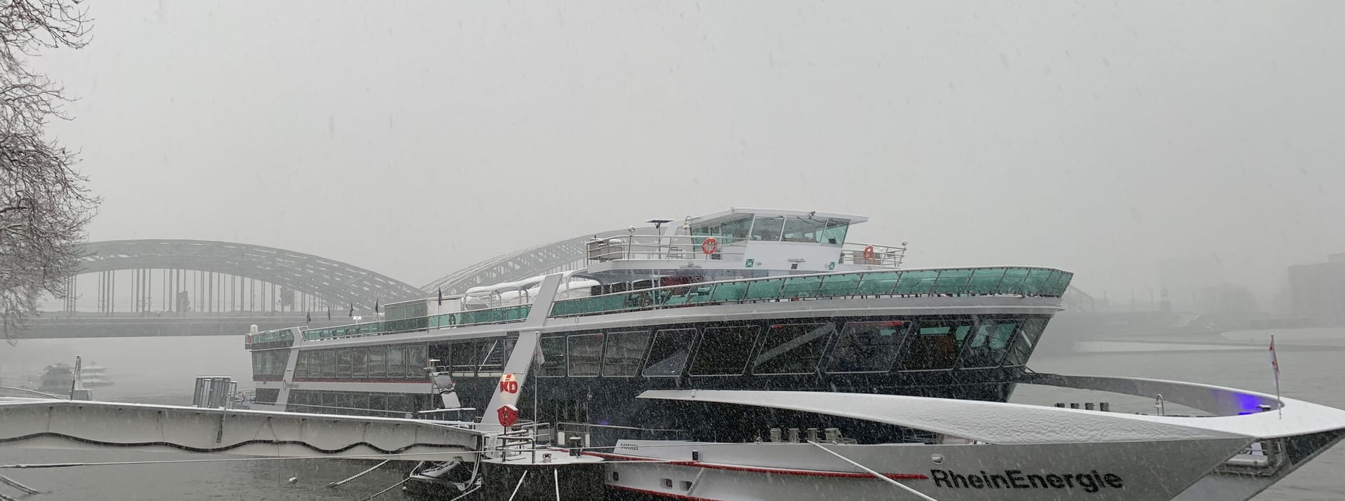 Das Eventschiff "MS RheinEnergie". Zwar ist der Rhein ist nicht zugefroren, das Schiff liegt aber im Schneegestöber.