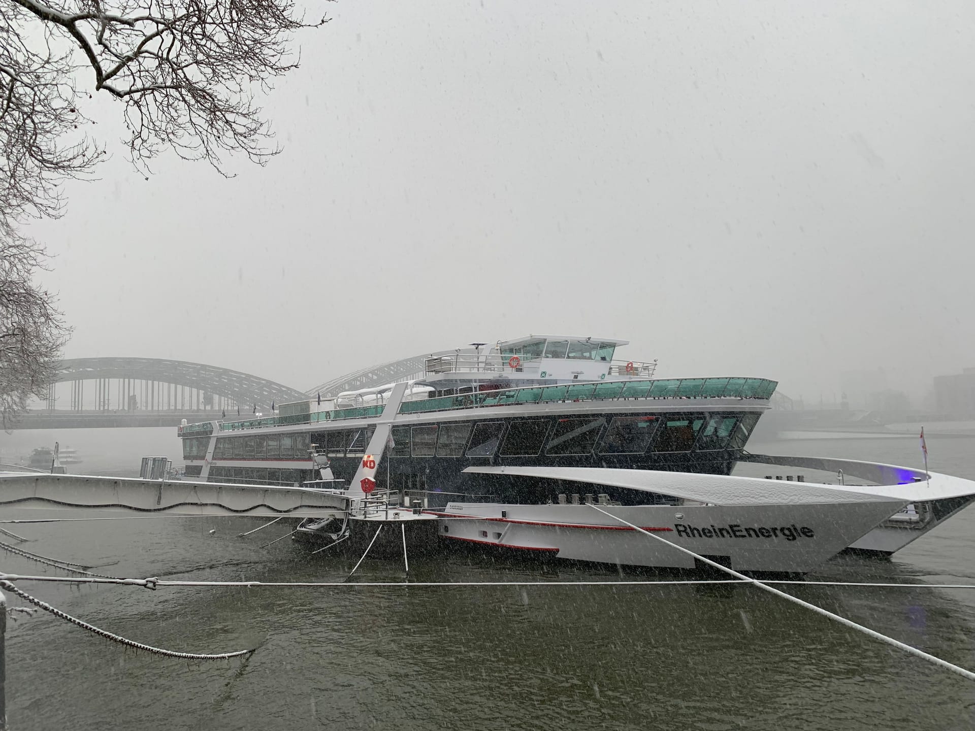 Das Eventschiff "MS RheinEnergie". Zwar ist der Rhein ist nicht zugefroren, das Schiff liegt aber im Schneegestöber.