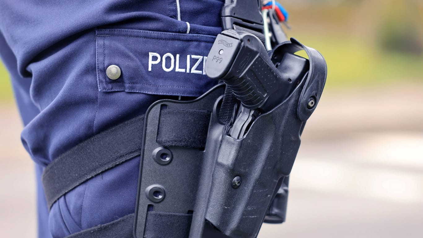 Waffe eines Polizeibeamten (Symbolbild): Wer ermittelt eigentlich gegen die Polizei?