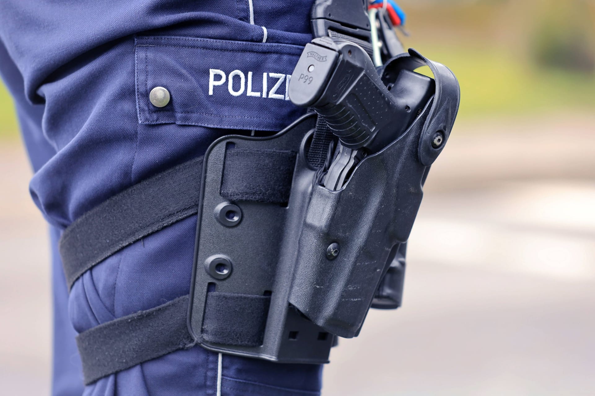 Waffe eines Polizeibeamten (Symbolbild): Wer ermittelt eigentlich gegen die Polizei?