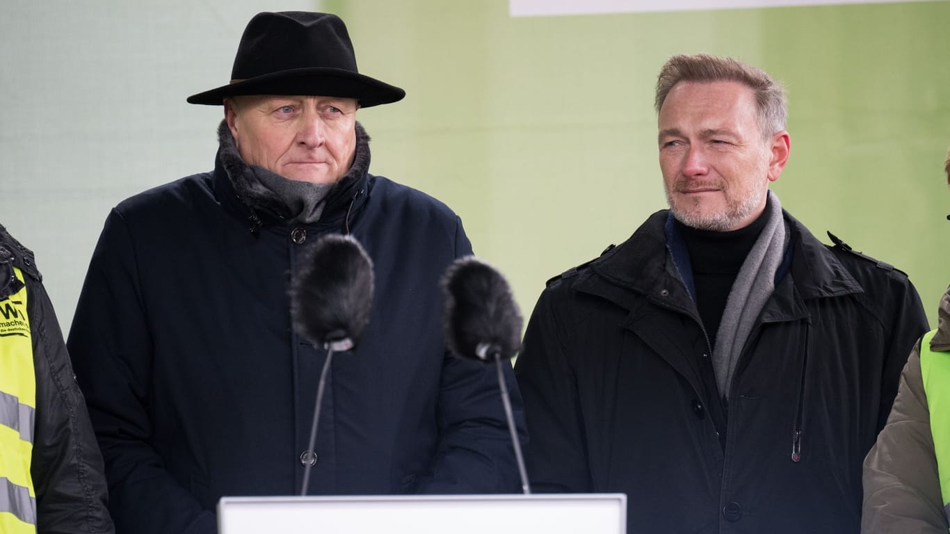 Joachim Rukwied (l), Präsident des Deutschen Bauernverbandes, steht neben Christian Lindner (FDP), Bundesfinanzminister: Beide halten auf der Großkundgebung der Landwirte eine Rede.