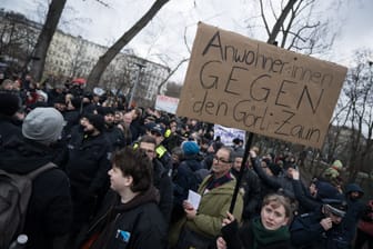 "Anwohner gegen den Görli-Zaun" steht während eines Rundgang des Berliner Senats durch den Görlitzer Park im Stadtteil Friedrichshain-Kreuzberg im Park auf dem Schild einer Demonstrantin, die gegen eine Umzäunung des Parks ist