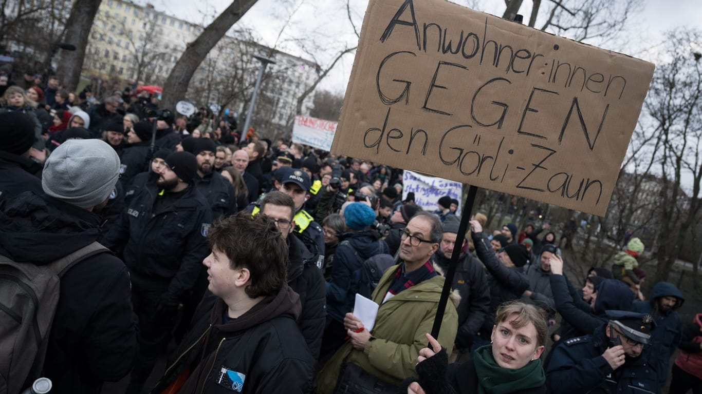 "Anwohner gegen den Görli-Zaun" steht während eines Rundgang des Berliner Senats durch den Görlitzer Park im Stadtteil Friedrichshain-Kreuzberg im Park auf dem Schild einer Demonstrantin, die gegen eine Umzäunung des Parks ist