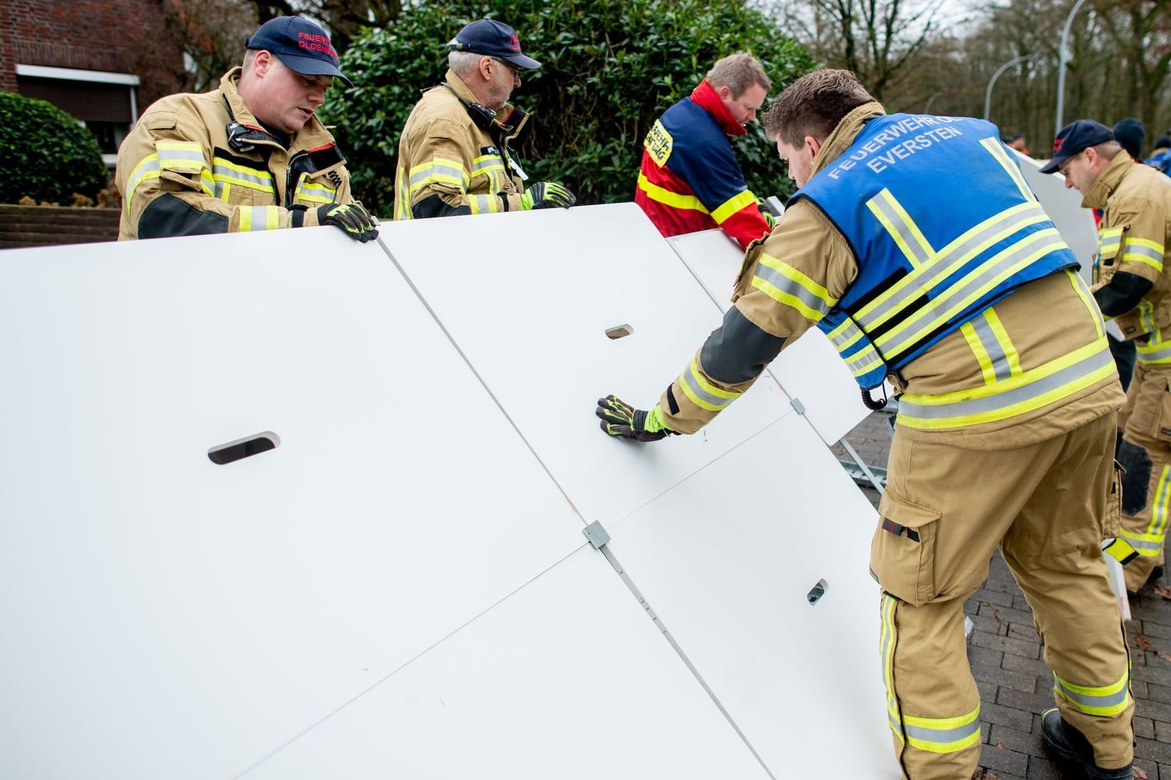 Einsatzkräfte der Feuerwehr stellen einen mobilen Deich auf (Archivbild): Gerade die durchnässten Deiche bereiten den Einsatzkräften Sorge.