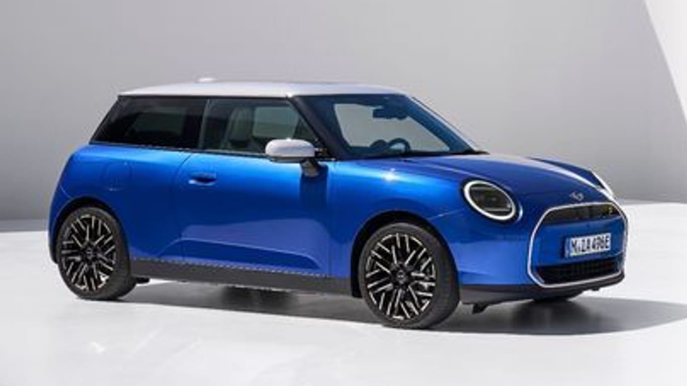 Mini oder Maxi? Ganz so klein wie ihr Firmenname suggeriert, sind der Mini Cooper (links) und der Mini Countryman längst nicht mehr.