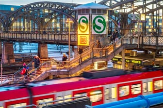 Ein Zug hält am S-Bahnhof Hackerbrücke (Archivbild). Insgesamt sechs Tage soll der Streik andauern.