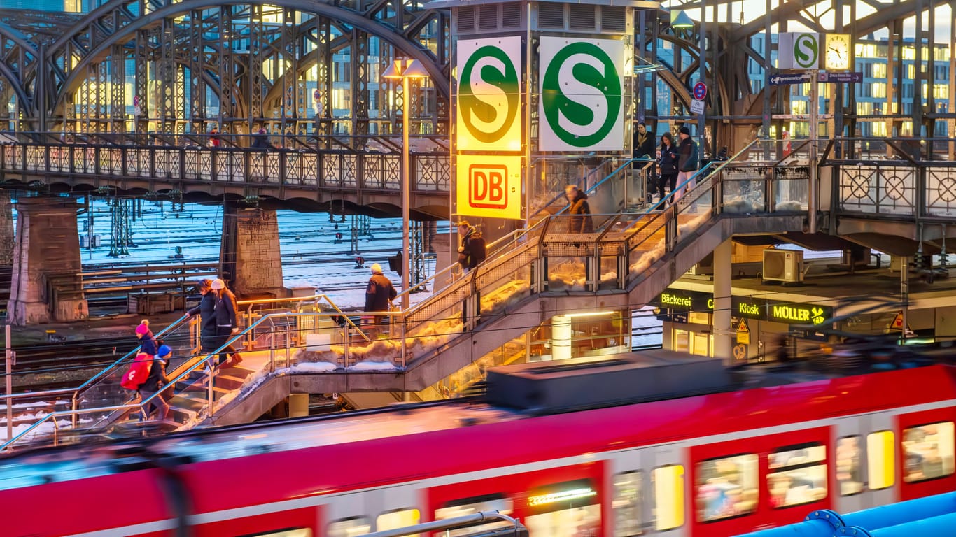 Ein Zug hält am S-Bahnhof Hackerbrücke (Archivbild). Insgesamt sechs Tage soll der Streik andauern.