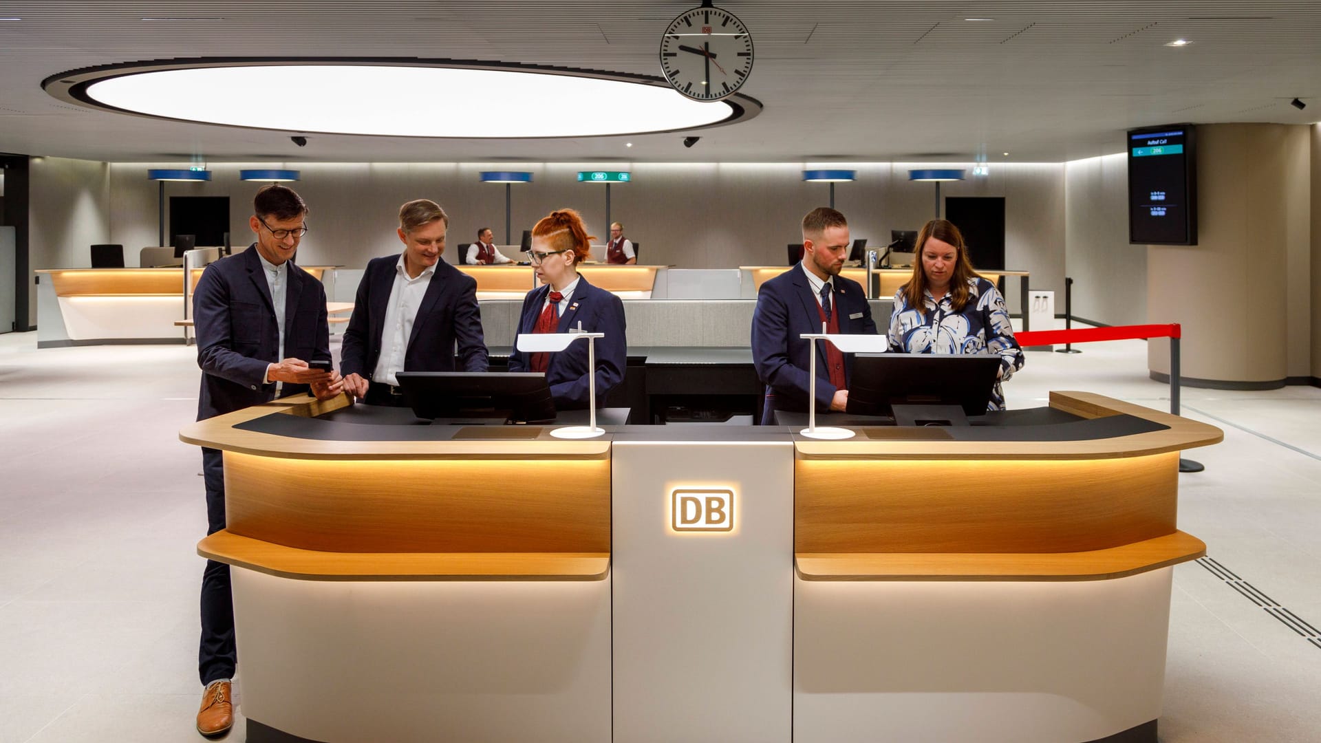 Das Reisezentrum der DB im Hauptbahnhof Düsseldorf (Archivbild): Ein langjähriger Mitarbeiter der Bahn fordert, die Infrastruktur auszubauen.