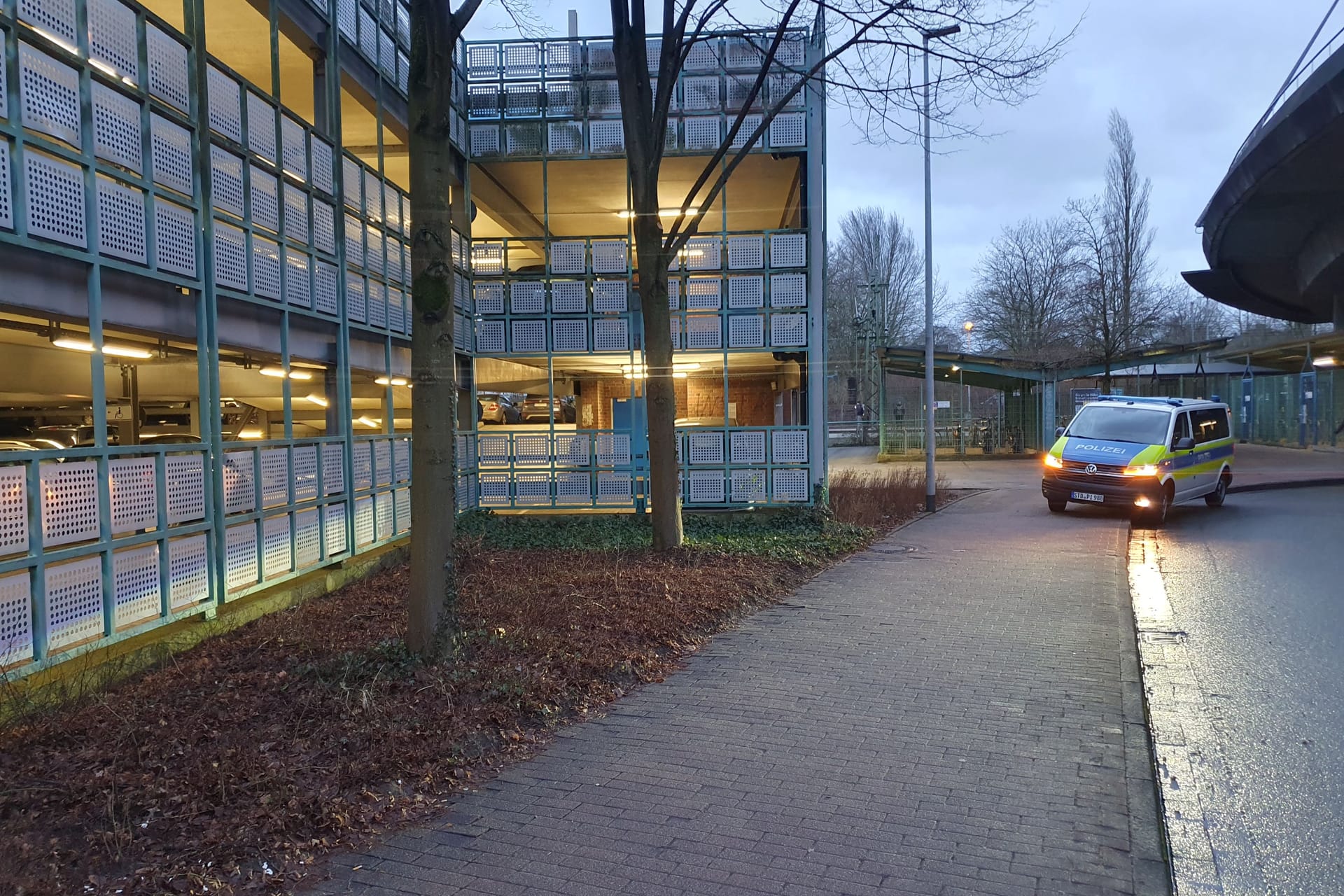 Der Tatort am Bahnhofsparkhaus in Stade. Die Polizei geht von einem Tötungsdelikt aus.