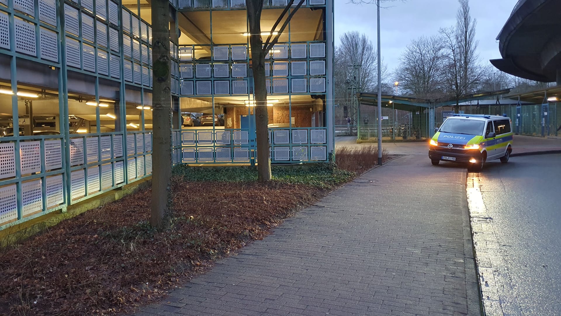 Der Tatort am Bahnhofsparkhaus in Stade. Die Polizei geht von einem Tötungsdelikt aus.