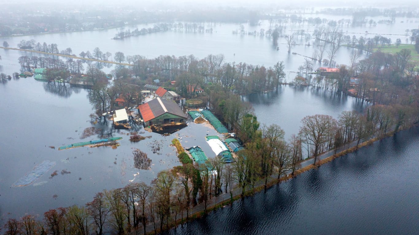 Ein Hof im Bremer Ortsteil Timmersloh steht unter Wasser. Da nach den Vorhersagen des Deutschen Wetterdienstes (DWD) weiter mit starkem Regen zu rechnen ist, bleibt die Lage angespannt.
