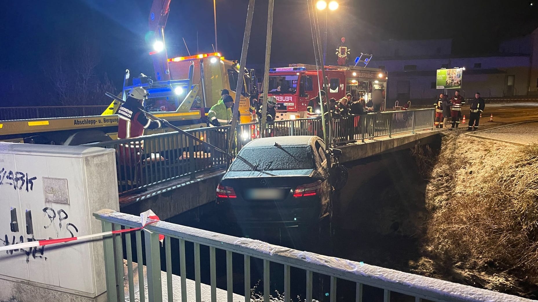 Sachsen: Auto fährt in Fluss – Haftbefehl erlassen 