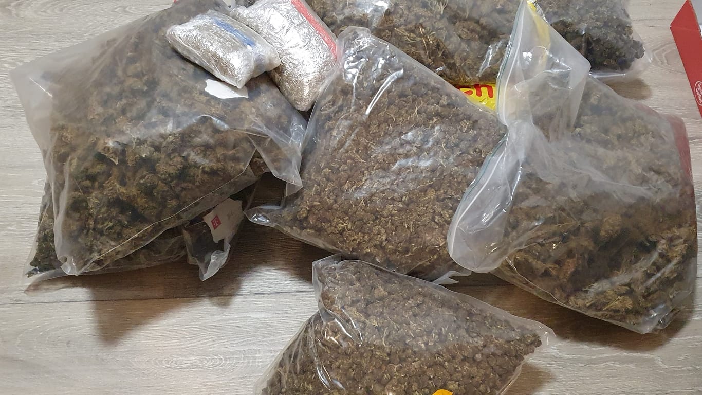 Insgesamt wurden etwa 30.000 Euro Bargeld, elektronische Beweismittel, zwei hochwertige Fahrzeuge, 12 Kilogramm Haschisch und 105 Kilogramm Marihuana beschlagnahmt.