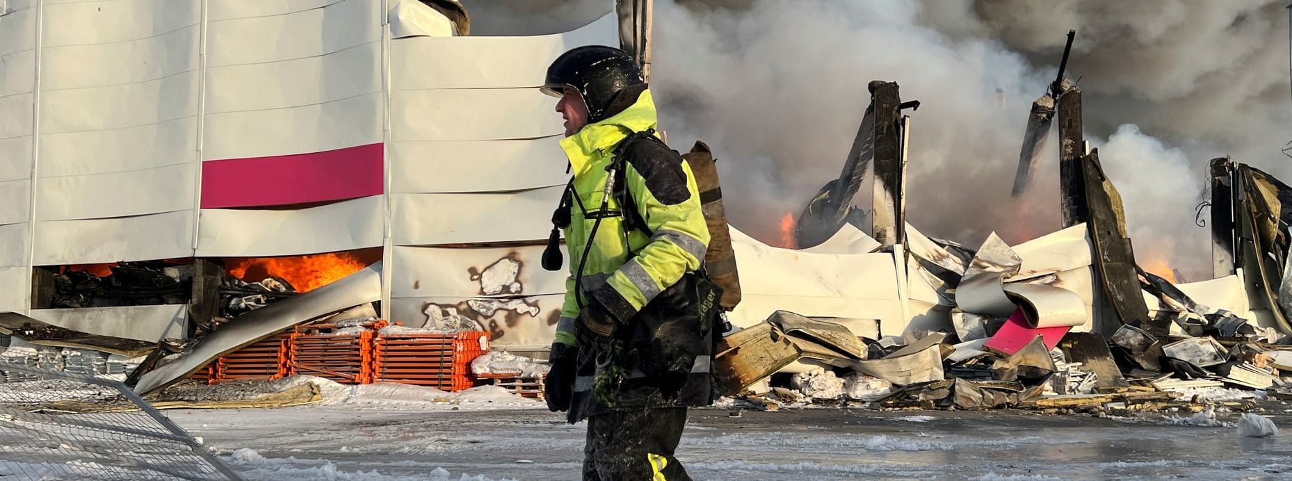 Feuerwehrmann vor dem abbrennenden Lagerhaus des Wildberriesversandhandels in St. Petersburg