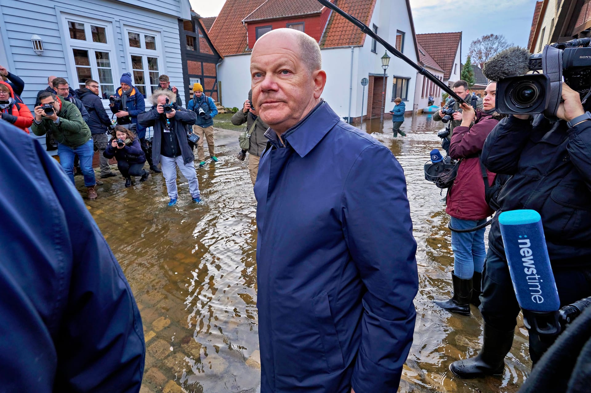 Bundeskanzler Olaf Scholz zu Silvester 2023 beim Besuch des Hochwassergebiets an der Aller. Besonders Niedersachsen wurde von dem Hochwasser über Weihnachten und Neujahr schwer getroffen.