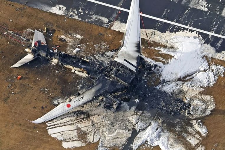 Das ausgebrannte Flugzeug der Japan Airlines: Der Unglücksflieger soll keine Erlaubnis für die Start- und Landebahn gehabt haben.