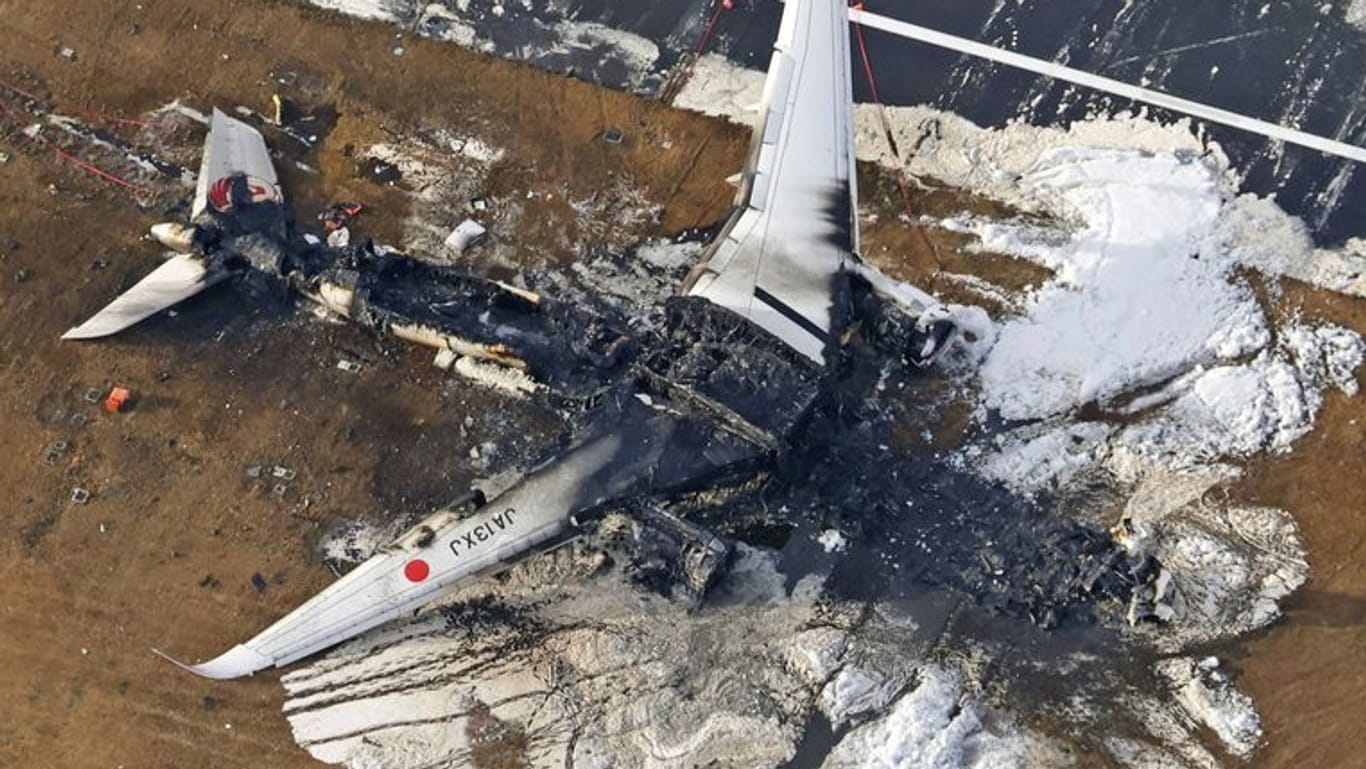 Das ausgebrannte Flugzeug der Japan Airlines: Der Unglücksflieger soll keine Erlaubnis für die Start- und Landebahn gehabt haben.