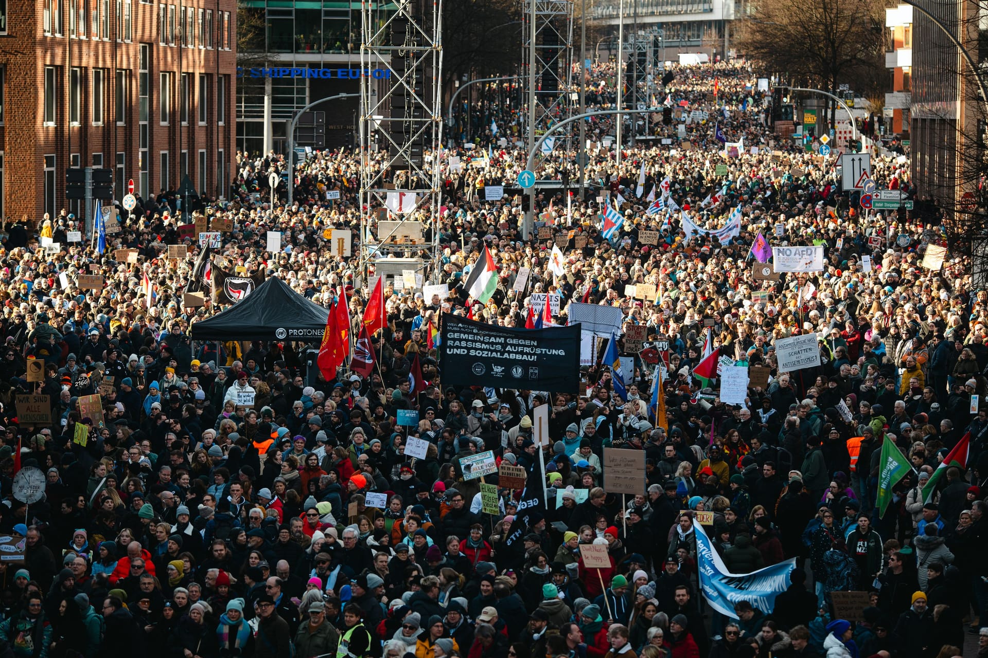 Demonstration in Hamburg: Die Teilnehmer wollen ein starkes Zeichen gegen Rechtsextremismus und die AfD setzen.