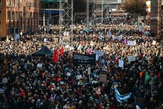 Demonstration in Hamburg: Die Teilnehmer wollen ein starkes Zeichen gegen Rechtsextremismus und die AfD setzen.