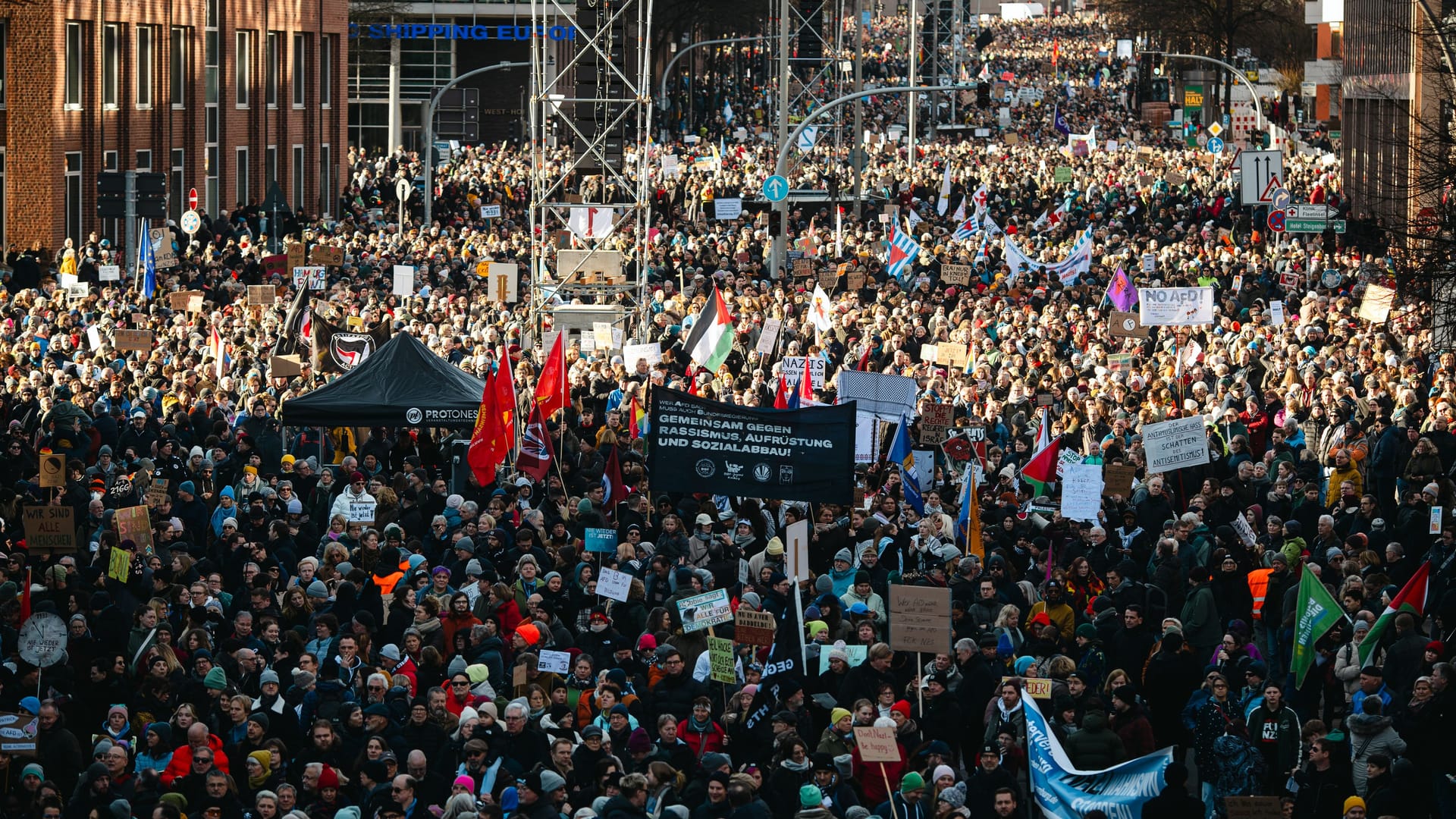 Demonstration in Hamburg: Die Teilnehmer wollen ein starkes Zeichen gegen Rechtsextremismus und die AfD setzen.