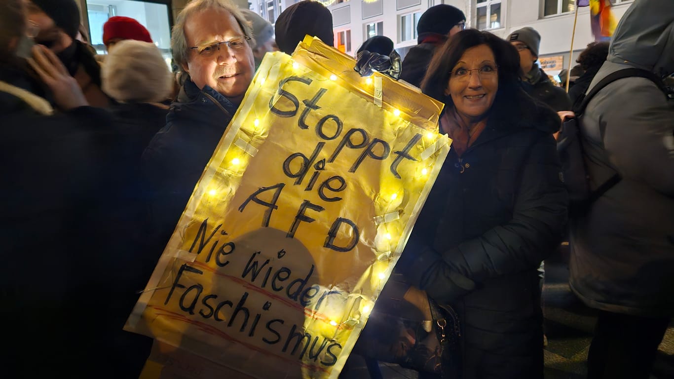 Rainer Sauer und seine Begleiterin gehörten am Montag zu den Demonstranten in Essen: Sie wollen ein Zeichen gegen die AfD und ihre Remigrationspläne setzen.