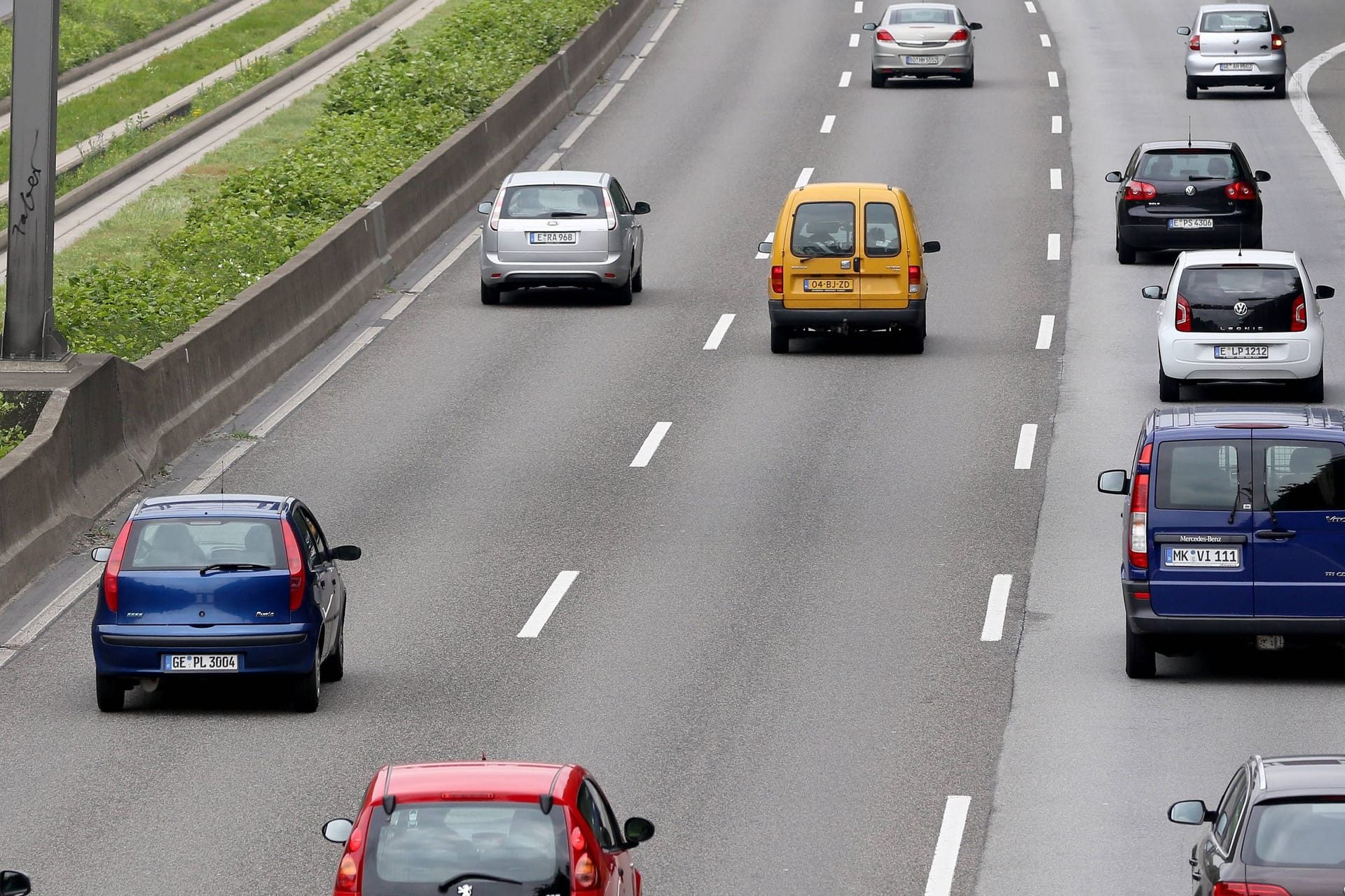 Trotz Rechtsfahrgebot: Auf Autobahnen darf man auch die übrigen Spuren befahren. Allerdings gilt die 20-Sekunden-Regel.