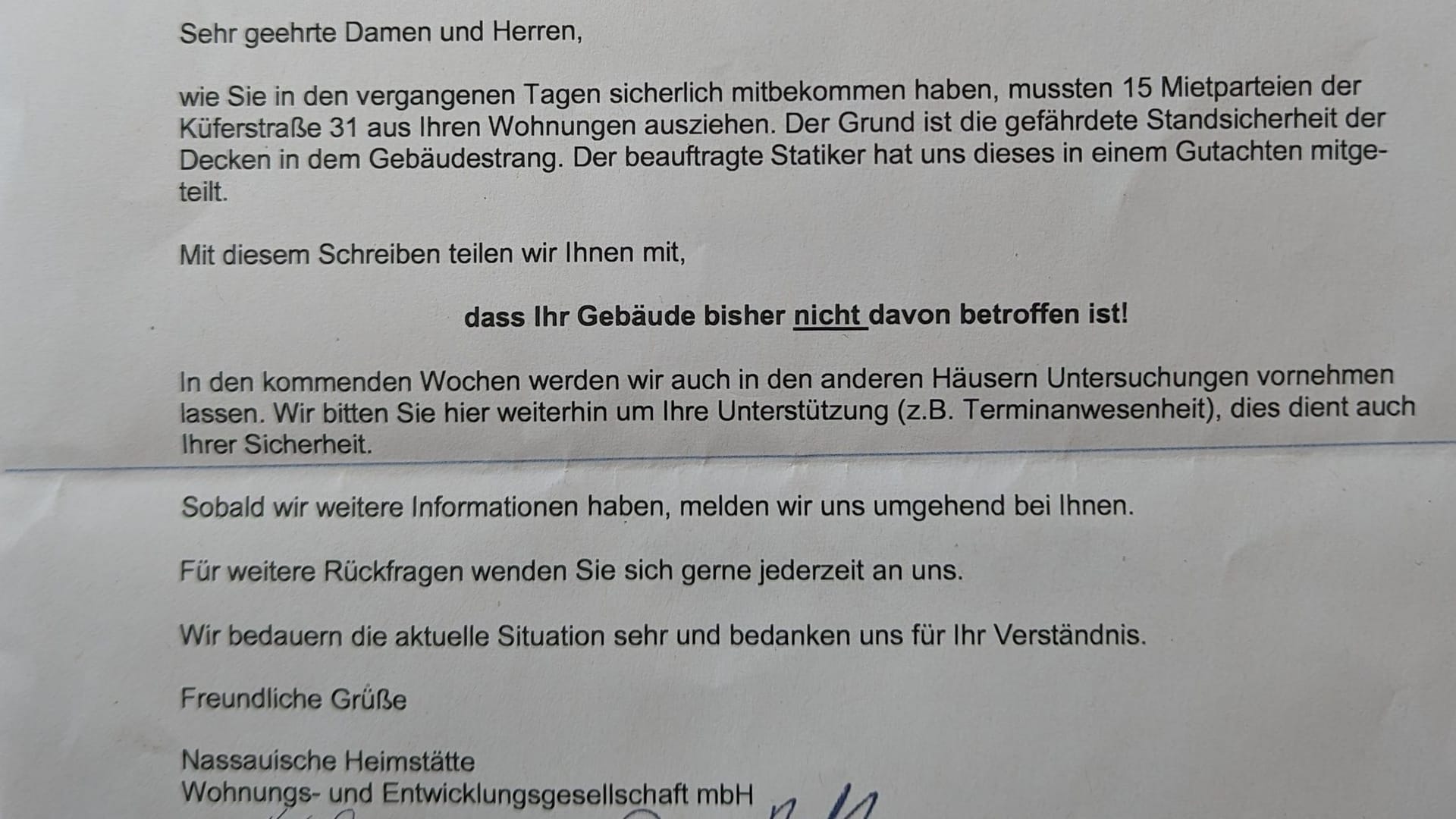 Eine Mieterin des Einsturzhauses in der Küferstraße zeigt uns einen Brief, in dem die NHW schreibt, dass ihr Gebäude nicht betroffen ist.