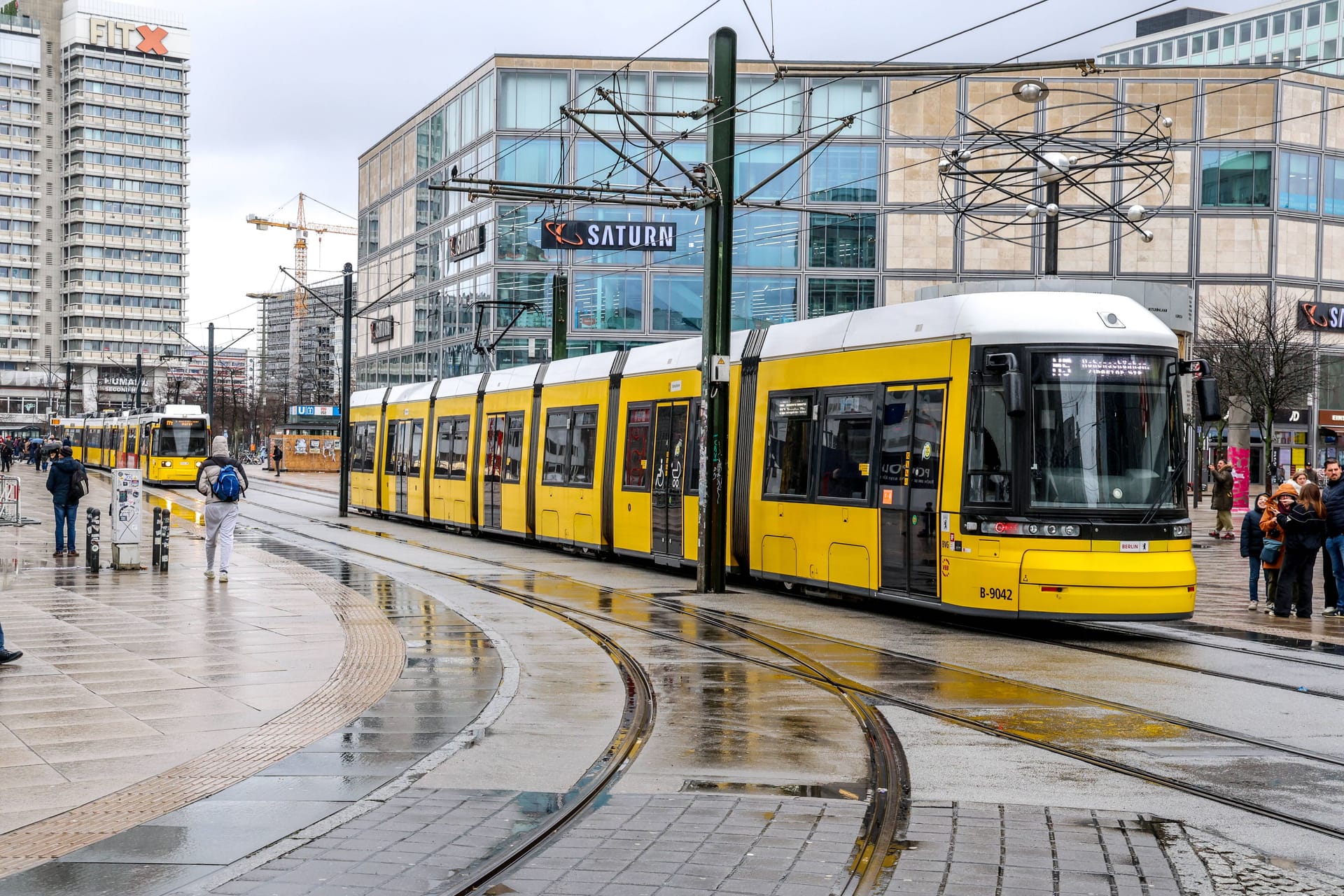 Straßenbahn der BVG auf dem Alexanderplatz Linie M5 - Hohenschönhausen, Zingster Straße- Berlin, DEU, Deutschland, 04.01.2024 *** BVG streetcar on Alexanderplatz Line M5 Hohenschönhausen, Zingster Straße Berlin, DEU, Germany, 04 01 2024