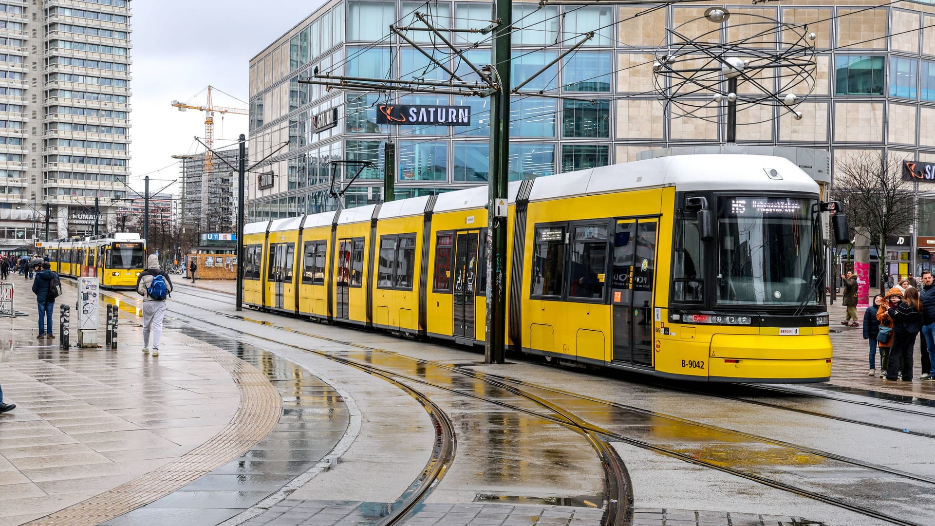 Straßenbahn der BVG auf dem Alexanderplatz Linie M5 - Hohenschönhausen, Zingster Straße- Berlin, DEU, Deutschland, 04.01.2024 *** BVG streetcar on Alexanderplatz Line M5 Hohenschönhausen, Zingster Straße Berlin, DEU, Germany, 04 01 2024