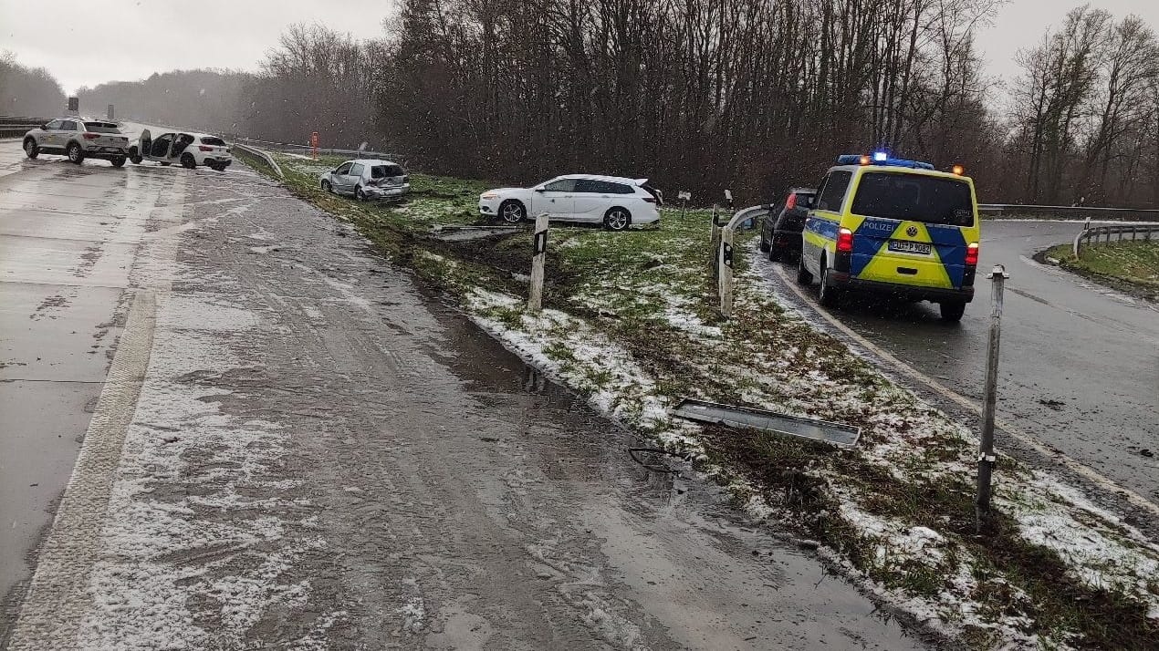 Bei den Unfällen waren insgesamt sechs Fahrzeuge beteiligt. Ein Mensch schwebt in Lebensgefahr.