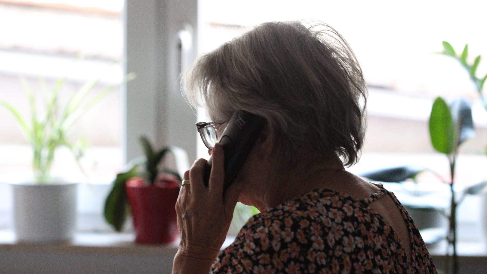 Eine Frau am Telefon (Archivbild): In Brandenburg an der Havel hat ein Trickbetrüger sehr viel Geld erbeutet.