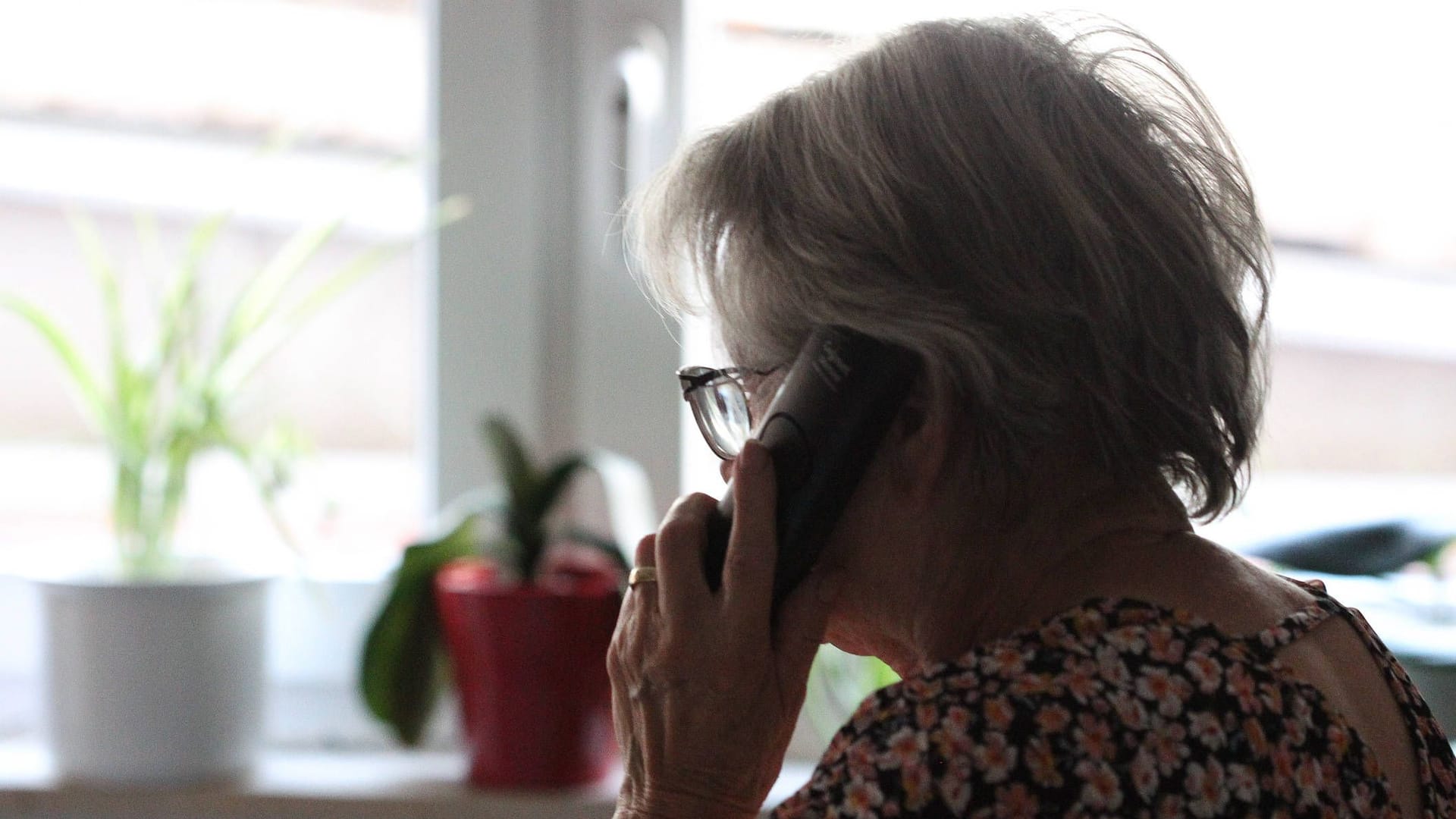 Eine Frau am Telefon (Archivbild): In Brandenburg an der Havel hat ein Trickbetrüger sehr viel Geld erbeutet.