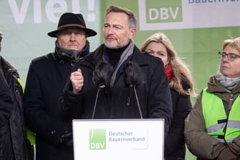 Lindner (FDP) spricht auf der Bühne bei den Bauernprotesten in Berlin.