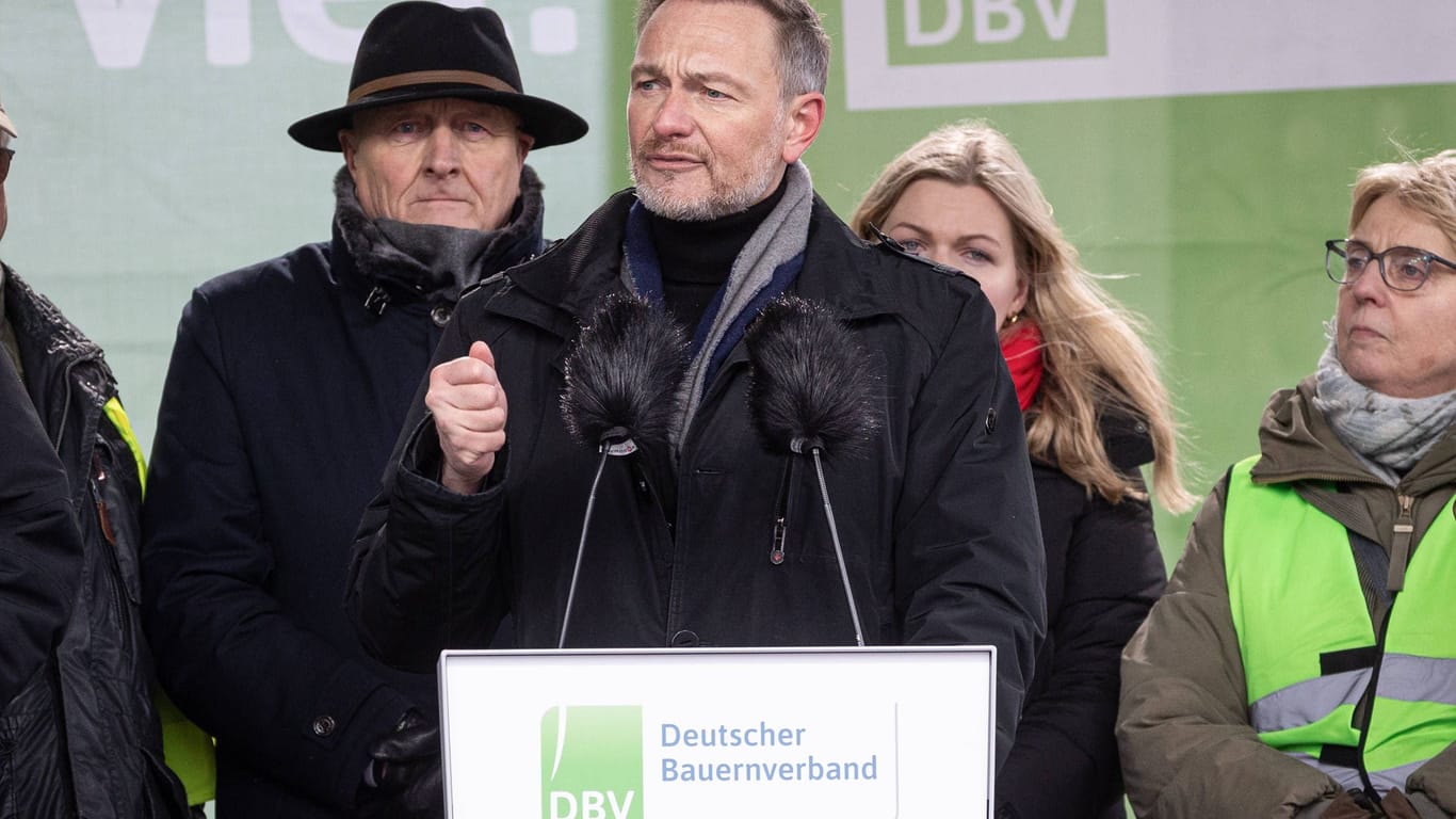 Lindner (FDP) spricht auf der Bühne bei den Bauernprotesten in Berlin.