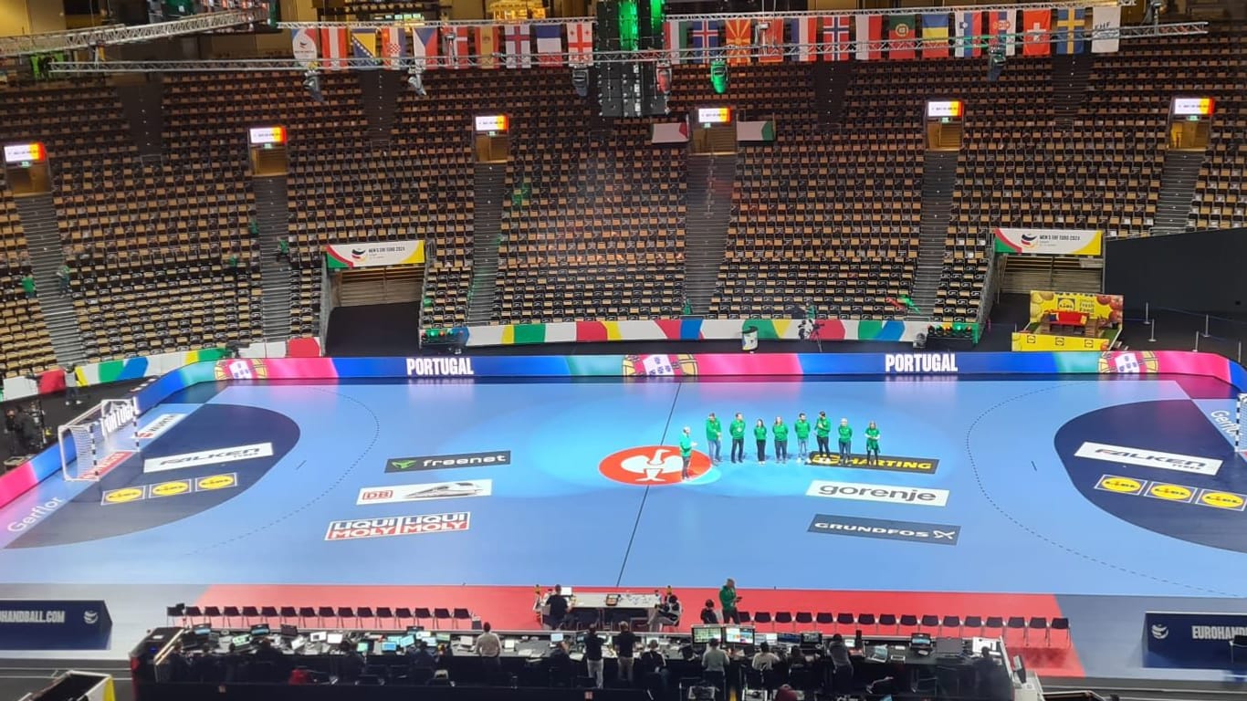 Volunteers simulieren bei der Generalprobe in der Olympiahalle die Spieler der Nationalmannschaften aus Portugal und Griechenland.