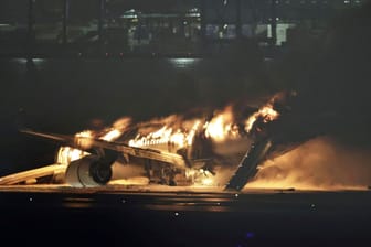 Flugzeugbrand auf Tokioter Flughafen