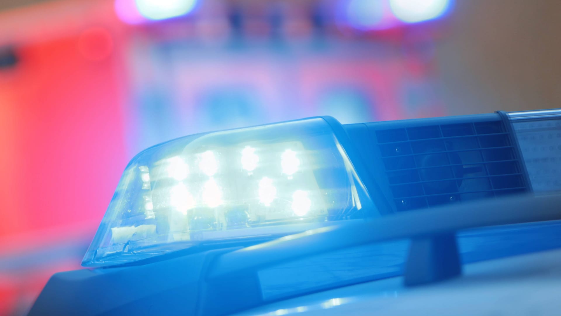 Einsatzkräfte versuchten noch, den Senior zu reanimieren (Symbolfoto): Ein 82-Jähriger wurde mit Stichverletzungen tot in seiner Wohnung aufgefunden. Einsatzkräfte versuchten noch, den Senior zu reanimieren (Symbolfoto): Ein 82-Jähriger wurde mit Stichverletzungen tot in seiner Wohnung aufgefunden.