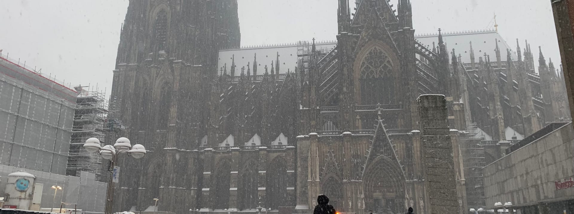 Auch der Kölner Dom ist vom Schneegestörber nicht verschont geblieben.
