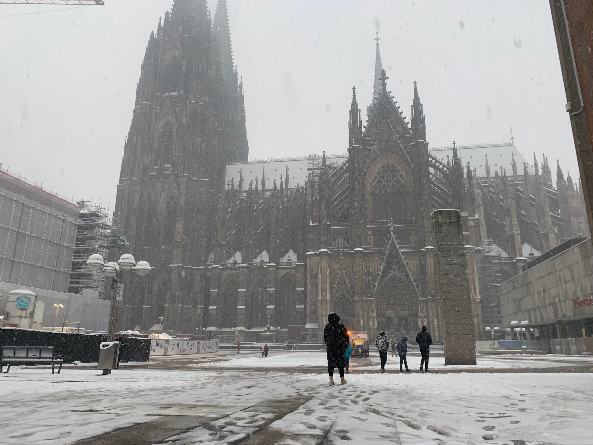 Auch der Kölner Dom ist vom Schneegestörber nicht verschont geblieben.