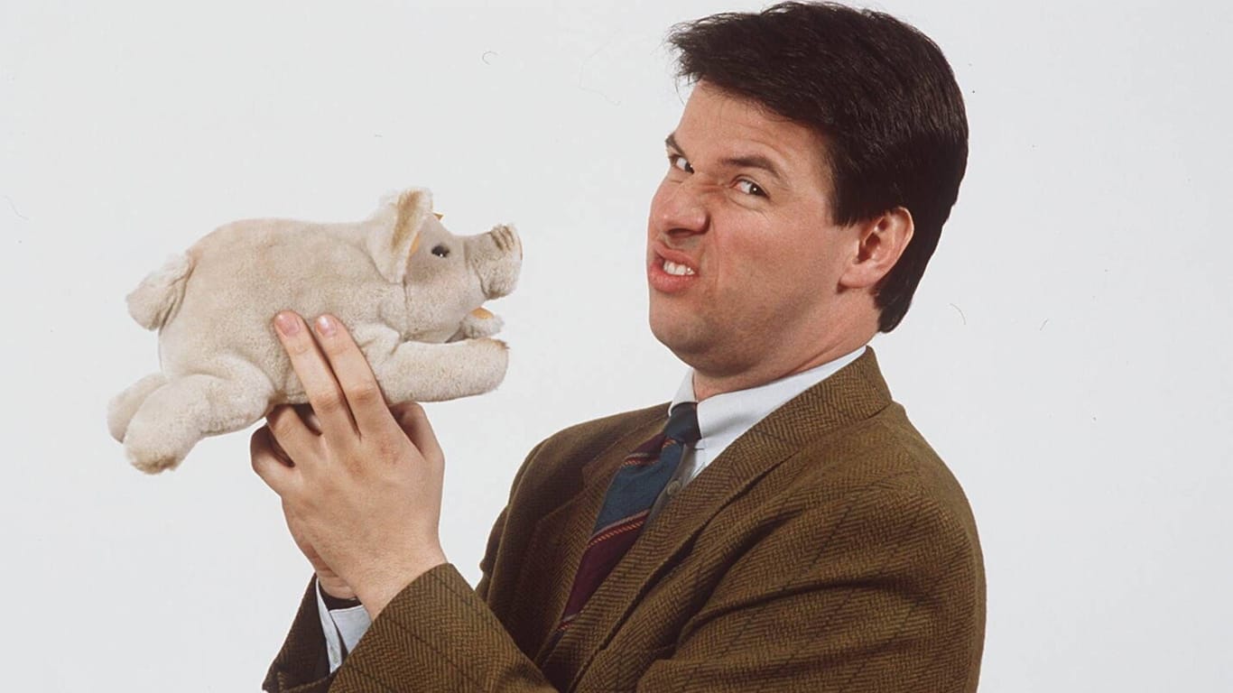 Peter Kloeppel posiert mit einem Pluschschwein.